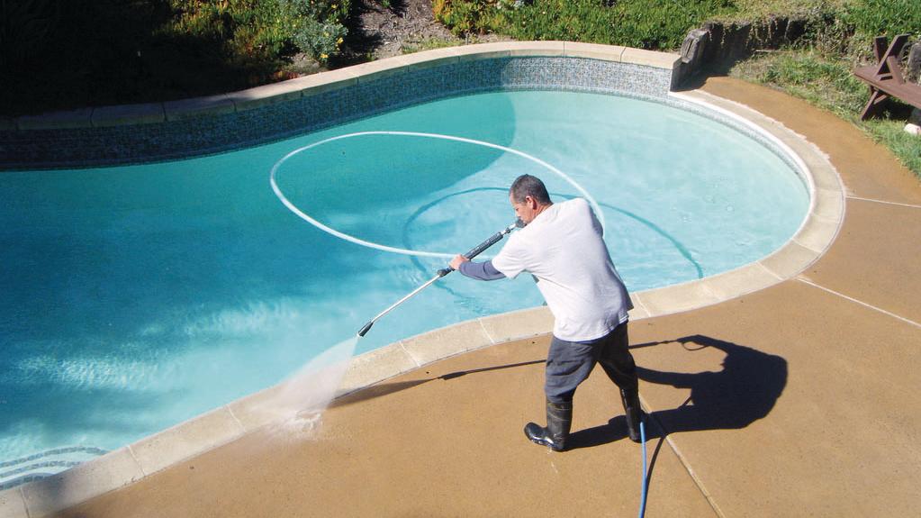 [Translate to Englisch:] Pool und Außenflächen mit Hochdruckreiniger reinigen