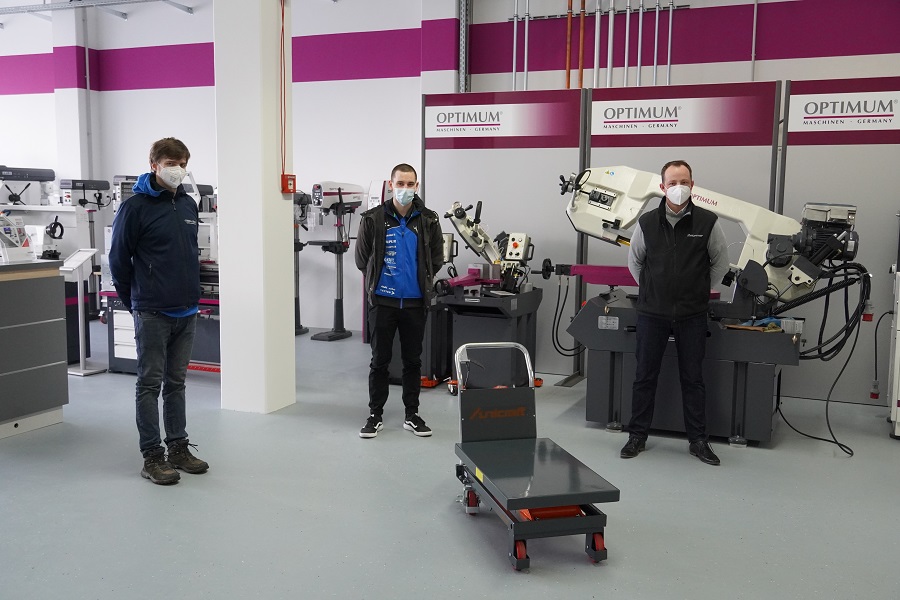 [Translate to Englisch:] Rennsport-Team Strohm und Söhne nimmt Unicraft Werkstattwagen bei Stürmer Maschinen in Hallstadt in Empfang